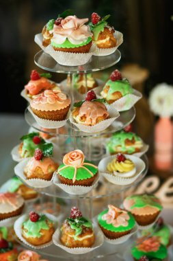 Ziyafet üzerinde kek