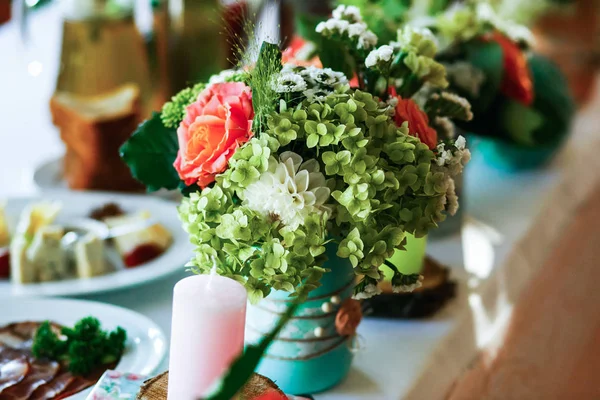 De veses van bloemen zijn op de bruiloft tafel — Stockfoto