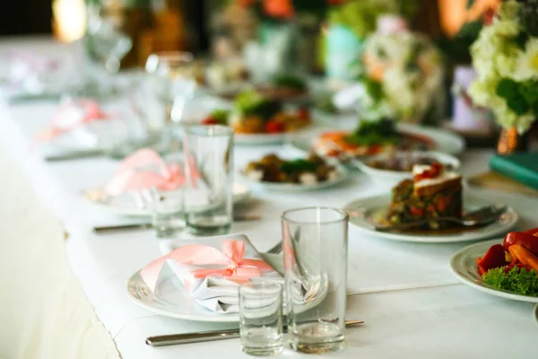 De decoraties zijn op de bruiloft tafel — Stockfoto