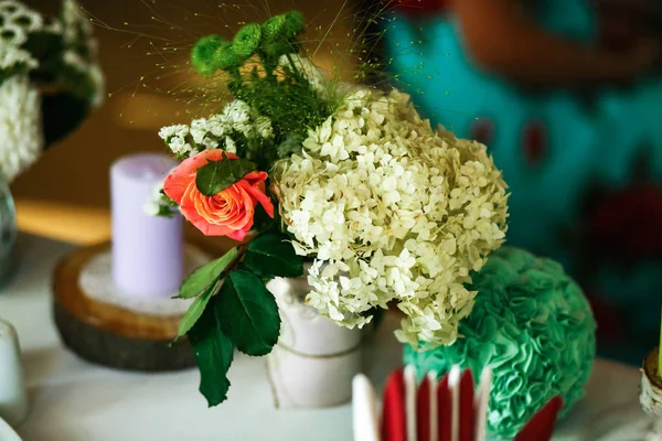 Las veses de flores están en la mesa de la boda — Foto de Stock