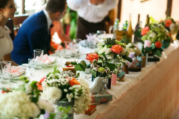 De veses van bloemen zijn op de bruiloft tafel — Stockfoto