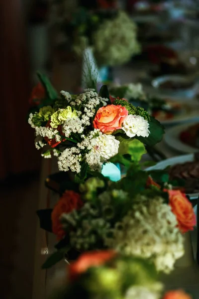 Las decoraciones están en la mesa de la boda — Foto de Stock