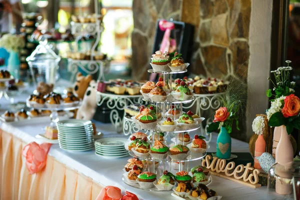 A mesa do banquete com doces — Fotografia de Stock