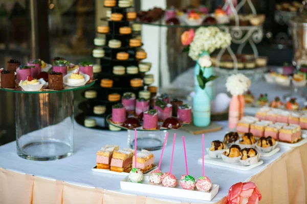 A mesa do banquete com doces — Fotografia de Stock