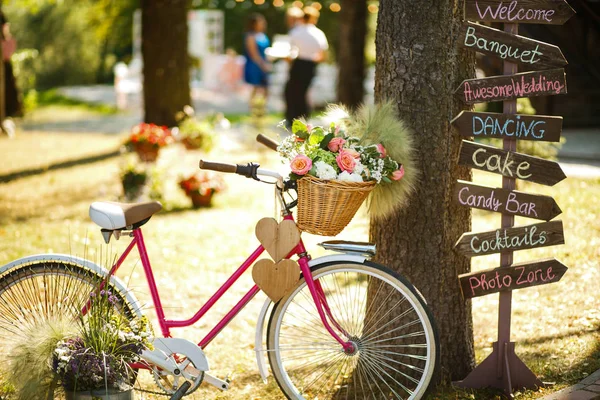 Das dekorative Fahrrad auf der Hochzeitsfeier — Stockfoto