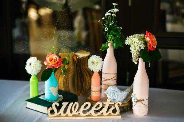The vases with flowers are on the banquet — Stock Photo, Image