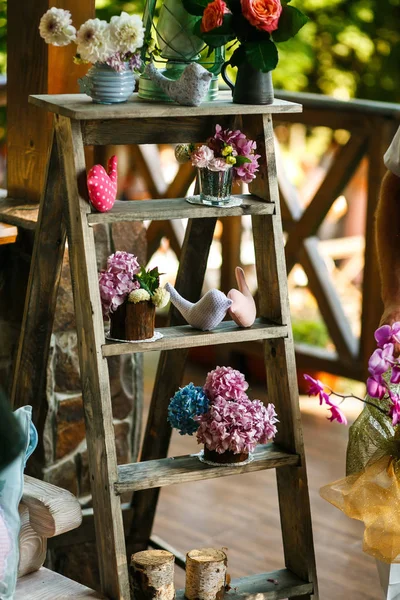 Декоративные лестницы с вазами — стоковое фото