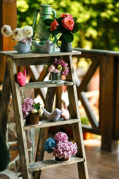 Die Dekorationstreppe mit Vasen — Stockfoto