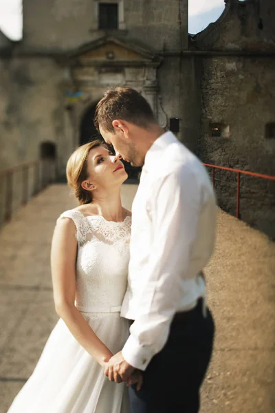 Casal apaixonado de pé na ponte — Fotografia de Stock