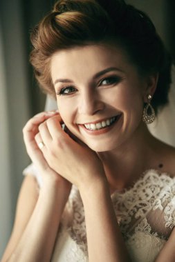 Gelin güleryüzlü düğün üzerinde