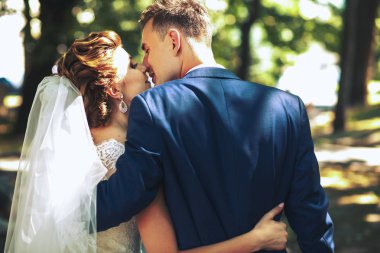 İki park boyunca yürüyüş aşk içinde