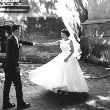 Sokakta yürüyen birbirine aşık bir çift.