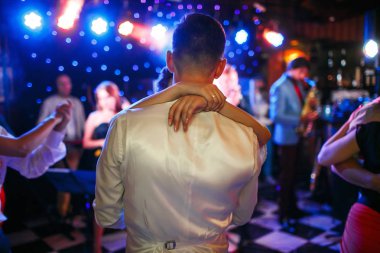 Dancefloor gelinler tarafından ilk dans