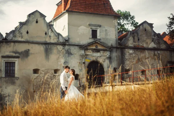 İki aşk ayakta castle yakınındaki sonra — Stok fotoğraf