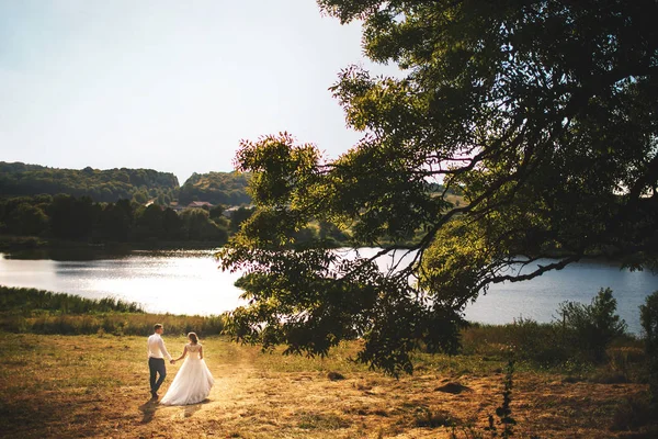 Par i kärlek gå nära lake — Stockfoto
