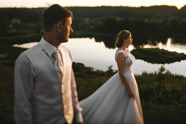 Les fiancées tendres se tiennent près du lac — Photo