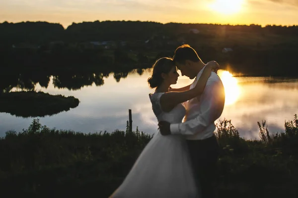 Paar verliefd omarmen in de buurt van lake — Stockfoto