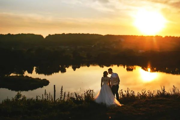 Les mariées regardant le coucher du soleil — Photo