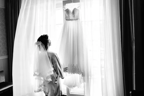 The bride looking at her dress — Stock Photo, Image