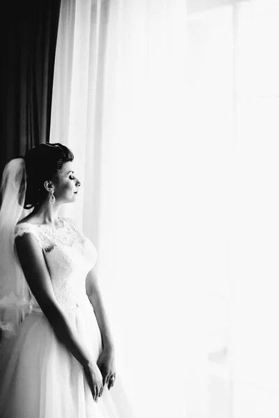 La mariée debout près de la fenêtre — Photo