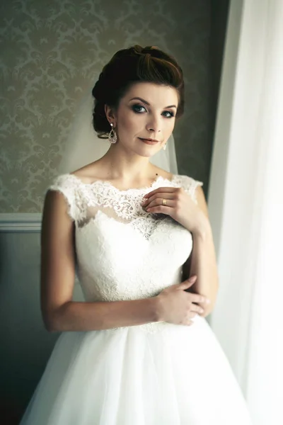 窓の近くに立っている花嫁 — ストック写真