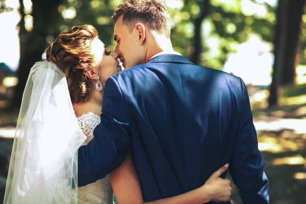 Casal apaixonado andando ao longo do parque — Fotografia de Stock