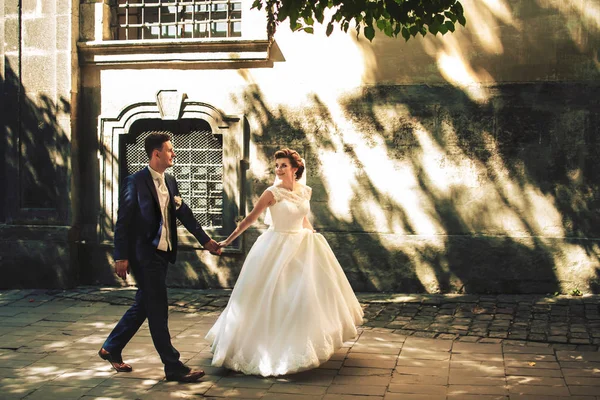 Verliebtes Paar läuft die Straße entlang — Stockfoto