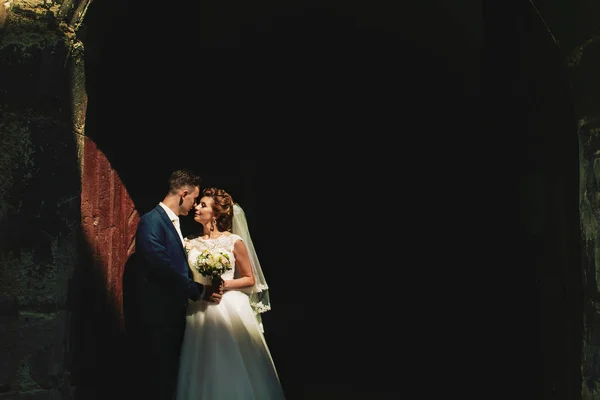 Les mariées élégantes lors de la cérémonie de mariage — Photo