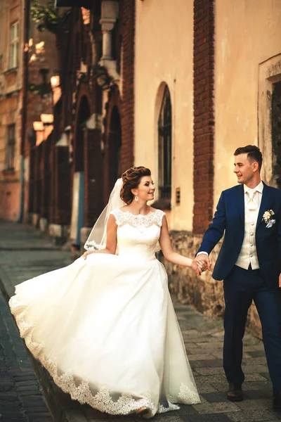 Paar in liefde wandelen langs de straat — Stockfoto