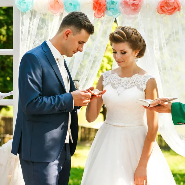 Die schönen Bräute tragen Ringe — Stockfoto