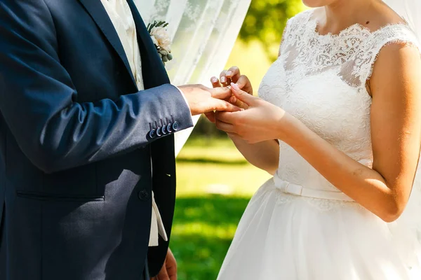 De mooie bruid draagt ringen — Stockfoto