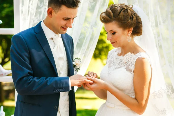 Die schönen Bräute tragen Ringe — Stockfoto