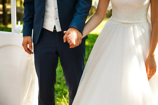 Casal apaixonado de pé perto do arco do casamento — Fotografia de Stock