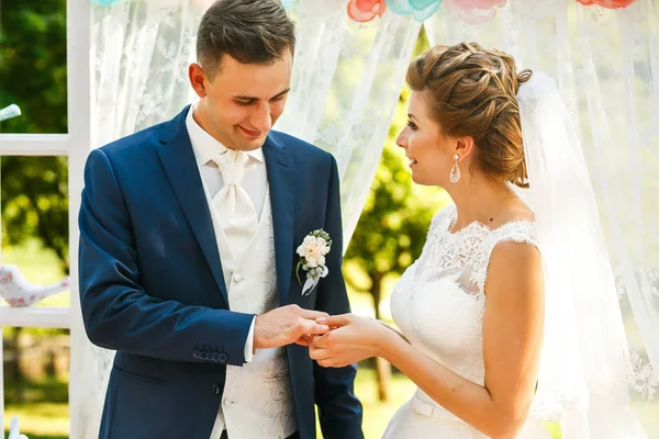 Die schönen Bräute tragen Ringe — Stockfoto