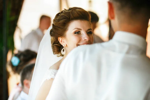 A noiva sorridente na cerimônia de casamento — Fotografia de Stock