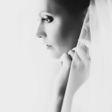 Gelin küpesini ayarlama zarif görünüyor