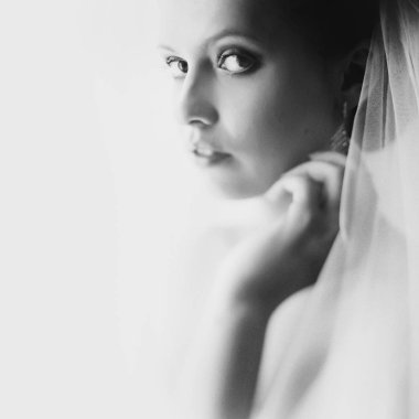 Gelin görünüyor derinden vurgulanan çekici pencerenin ışık olsun