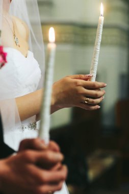 Hassas gelinin kolu tut bir mum bir nişan töreni sırasında