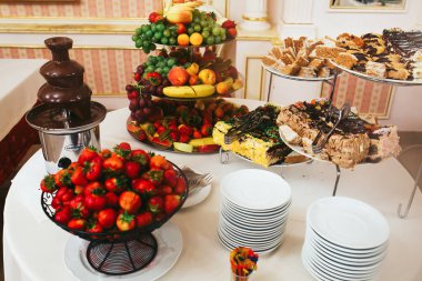 Sıcak çikolata, meyve ve hamur işleri içeren bir tablo