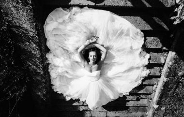 İnce gelin elbisesini taş ayak üzerinde yalan dayanmaktadır 