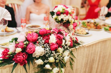 Pembe peonies ve gül düğün dekorasyon bir parçası olarak