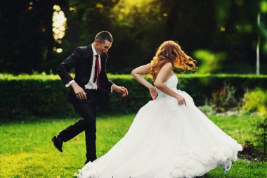 Damat gelin bir yerde yeşil parkta yakalar 