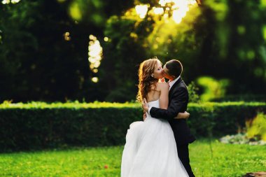 Yeni evliler somewhwere tarih Pzr parkta tutkulu bir öpücük