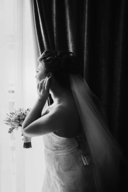 Gelin hazırlıkları sırasında pencereden düşünceli görünüyor 