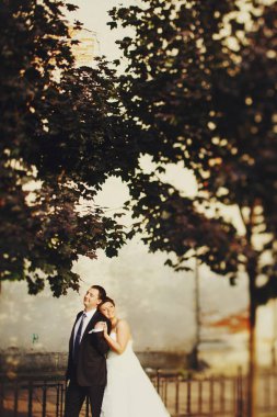 Gelin Damat omuz ağaçların altında duran için eğilir 