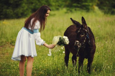 Bayan alanının arkasında bir eşek üzerinde duruyor 