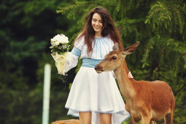 Çarpıcı esmer gelin