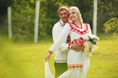 Arkasından bir gelin damat tutar 