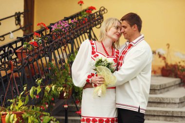 Gelin ve damat Ukraynalı tarzda giyinmiş