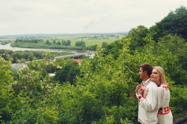 Bir damat gelin etnik elbiseli hugs 